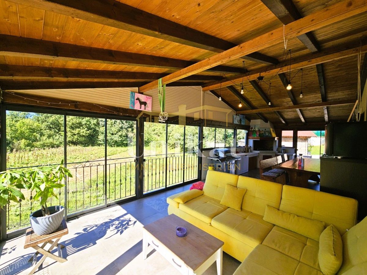 Villetta indipendente - piscina, garage e grande giardino